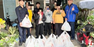 寒冬送暖送物資 里港警關懷弱勢家庭不遺餘力