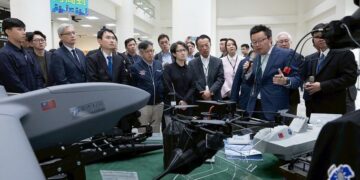 參訪亞創中心　蕭美琴：政府無人機產製及採購必須達到百分之百非紅供應鏈