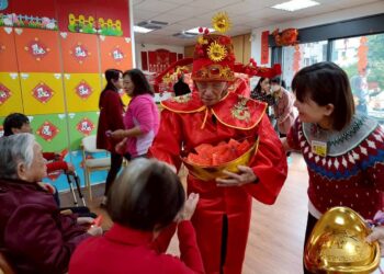 伸港日照車鼓陣迎新春　長輩化身財神爺舞出好元氣