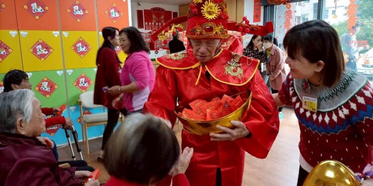 伸港日照車鼓陣迎新春　長輩化身財神爺舞出好元氣