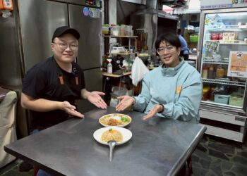 「黃手功小炒」臺灣燴飯王冠軍   魏嘉彥張貼紅榜祝賀