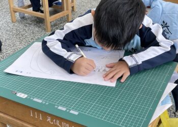 花蓮太平洋燈會「騎」蹟躍上燈飾   學童與民眾共筆畫馬