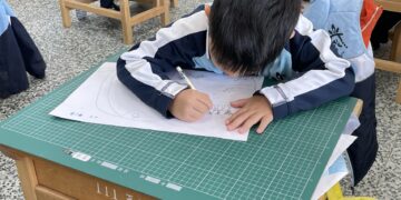 花蓮太平洋燈會「騎」蹟躍上燈飾 學童與民眾共筆畫馬