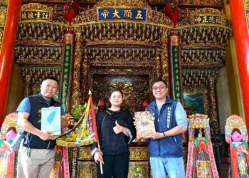 『台灣美廟故事』主編陳建學(右)與『環遊台灣找五顯』集章活動參與宮廟屏東高樹五顯宮-陳楚絨宮主(中)及彰化縣大城鄉東西港永鎮宮副總幹事陳嘉緯(左)合影。