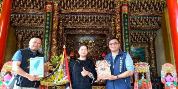 『台灣美廟故事』主編陳建學(右)與『環遊台灣找五顯』集章活動參與宮廟屏東高樹五顯宮-陳楚絨宮主(中)及彰化縣大城鄉東西港永鎮宮副總幹事陳嘉緯(左)合影。