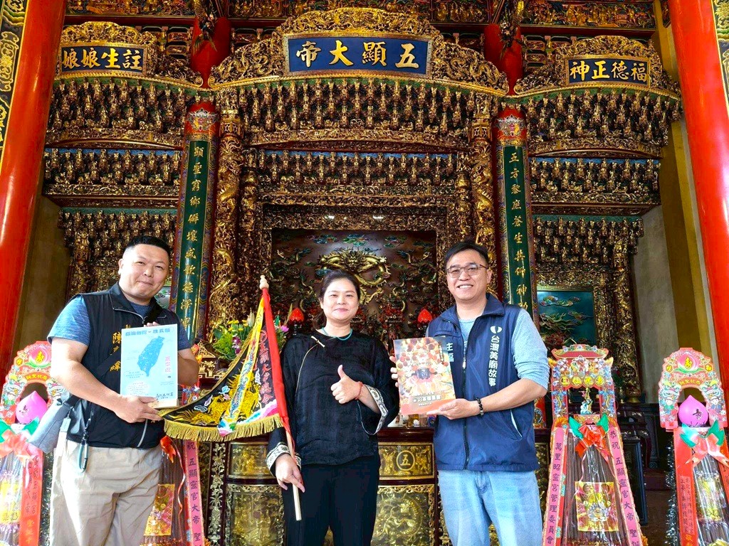 『台灣美廟故事』主編陳建學(右)與『環遊台灣找五顯』集章活動參與宮廟屏東高樹五顯宮-陳楚絨宮主(中)及彰化縣大城鄉東西港永鎮宮副總幹事陳嘉緯(左)合影。