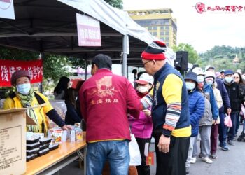 東海龍門天聖宮自16年前開始每年如期舉辦『愛你愛妳歲末送暖』市集，將愛心傳遞給每一位需要的人。它是台東人共同的年度盛事，更是凝聚社區力量的最佳體現。