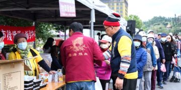 東海龍門天聖宮自16年前開始每年如期舉辦『愛你愛妳歲末送暖』市集，將愛心傳遞給每一位需要的人。它是台東人共同的年度盛事，更是凝聚社區力量的最佳體現。