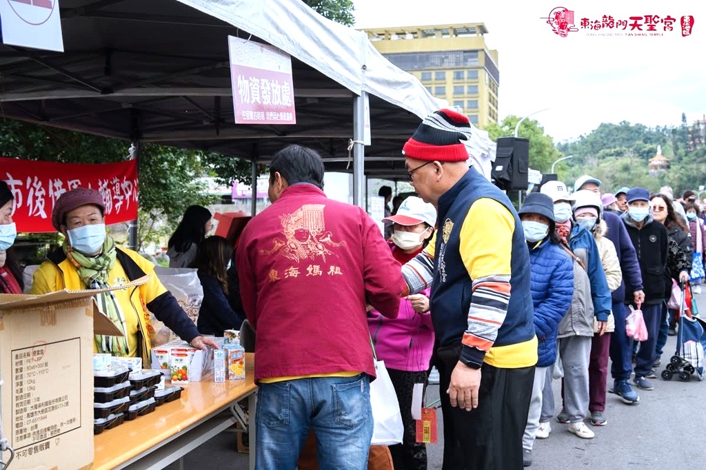 東海龍門天聖宮自16年前開始每年如期舉辦『愛你愛妳歲末送暖』市集，將愛心傳遞給每一位需要的人。它是台東人共同的年度盛事，更是凝聚社區力量的最佳體現。