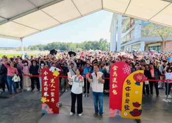 春節初四屏東熱博人潮湧現 縣長發送紅包與平安米添好運