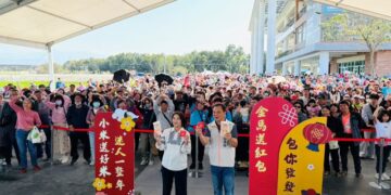 春節初四屏東熱博人潮湧現 縣長發送紅包與平安米添好運