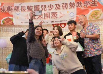 周春米縣長與監護兒少及弱勢助學生　歲末圍爐共聚溫馨時光