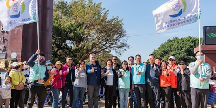 影音/台電 80 員眷拔蘿蔔好采頭挺青農  實踐了「一度電點亮無限」精神