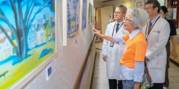 藝術化為行動力　陳媺淳「歲月流逝」義賣畫展助力屏基智能醫療大樓