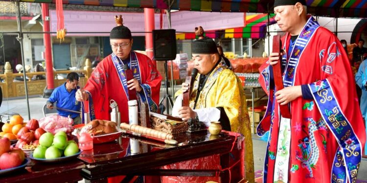 影音/承天宮迎春納福環保金爐啟用  春節「博杯」祭出999純金黃金龜與美金紅包