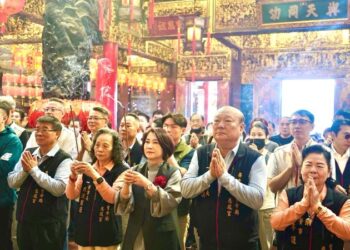 縣長現身「瑞馬春騰」紅包排隊人龍 春節第一聲祝福 屏東專屬年味熱鬧登場