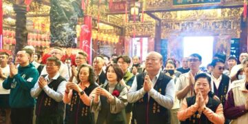 縣長現身「瑞馬春騰」紅包排隊人龍 春節第一聲祝福 屏東專屬年味熱鬧登場