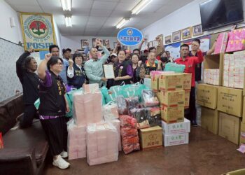 漁船邊的驚喜!移民署屏東服務站寒冬送暖 漁工滿載物資樂開懷