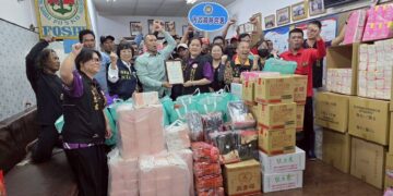 漁船邊的驚喜！移民署屏東服務站寒冬送暖 漁工滿載物資樂開懷