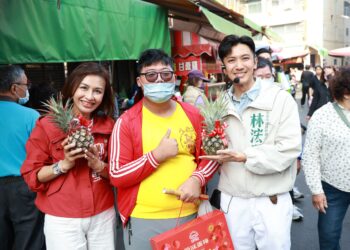 今邱議瑩陪同林浤澤掃市場拜年 鄉親反應超熱烈直呼「唯一支持林浤澤」