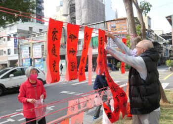 七大書法名家齊揮毫，南服中心送春聯拓印宮娥門神