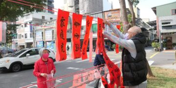 七大書法名家齊揮毫，南服中心送春聯拓印宮娥門神