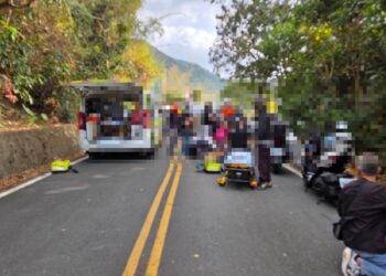 高雄市藤枝林道0k500公尺處下坡路段　休旅車與自小客交通事故，11人受傷送醫