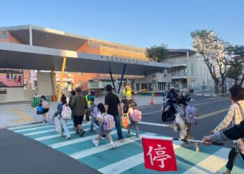 國小開學首日　前鎮警護童家長安心