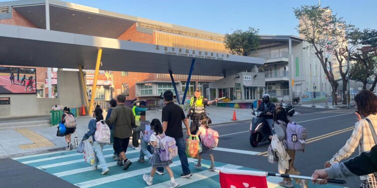國小開學首日　前鎮警護童家長安心