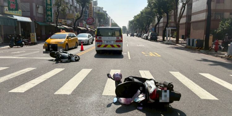 鳳山區中崙二路與中崙路口兩台普重機車擦撞　2傷自行就醫