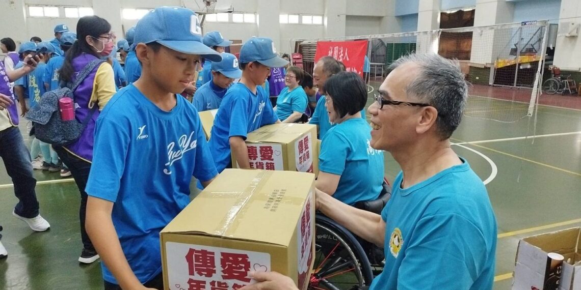 歲末送暖不間斷　傳愛協會攜手鼓岩國小送暖翔鷹隊