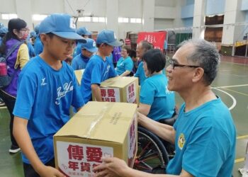 歲末送暖不間斷 傳愛協會攜手鼓岩國小送暖翔鷹隊