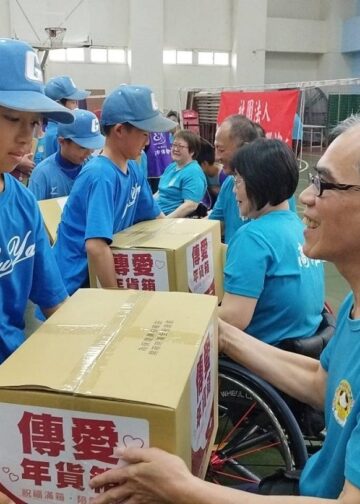歲末送暖不間斷　傳愛協會攜手鼓岩國小送暖翔鷹隊