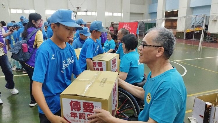 歲末送暖不間斷　傳愛協會攜手鼓岩國小送暖翔鷹隊