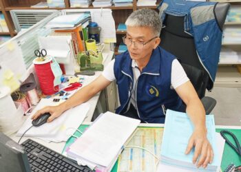 義務人承包多項工程卻欠勞健保費　書記官秒發文扣押，保障勞工權益