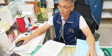 義務人承包多項工程卻欠勞健保費　書記官秒發文扣押，保障勞工權益