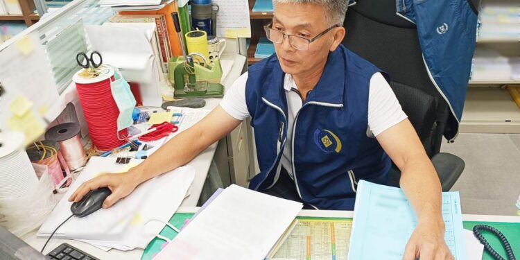 義務人承包多項工程卻欠勞健保費　書記官秒發文扣押，保障勞工權益