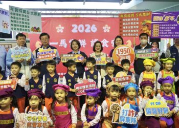 周春米縣長率隊前往黃昏市場　提醒食品安全與宣導防詐騙