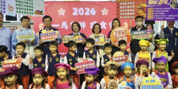 周春米縣長率隊前往黃昏市場　提醒食品安全與宣導防詐騙