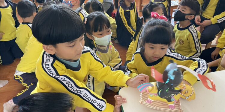 2026台灣燈會在嘉義　學童提前獲贈「喔熊馬抵嘉」小提燈