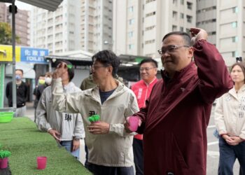 一射現形！王義川率隊揭藍白假監督  尹立戳破：這柯那顆都一樣