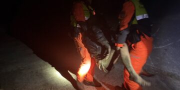 鹽水溪畔民眾浮沉　海巡緊急下水救援