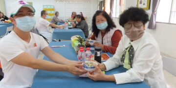 南監戒治分監奉湯謝親恩「媽，這是我煮的，您嚐嚐」洗心「羹」面迎新春