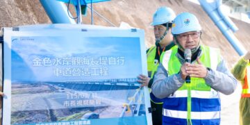 淡水單車族福音!金色水岸觀海長堤 1.7 公里工程拚 7 月完工 侯友宜親赴視察