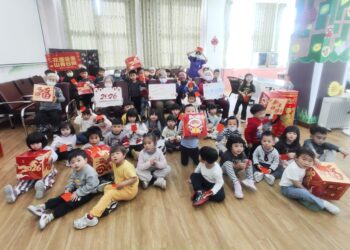 老幼共融新活力  榮家教保中心學童向日照中心長輩拜早年