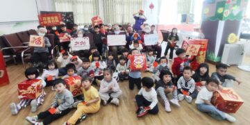 老幼共融新活力  榮家教保中心學童向日照中心長輩拜早年