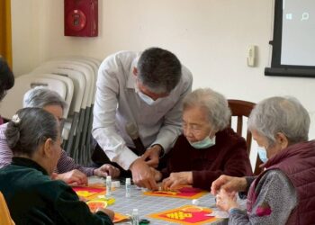 巧手迎春添喜氣　榮家邀請老師帶領長輩製作創意春聯