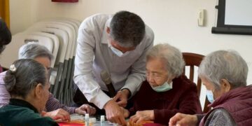 巧手迎春添喜氣　榮家邀請老師帶領長輩製作創意春聯