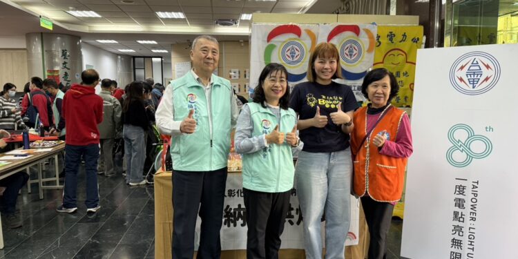 台電彰化名家揮毫贈春聯   馬到成功迎新年