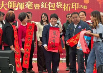 影音/田尾鄉馬上發財大師揮毫 現場烤乳豬與鄉親一起飽足迎新年